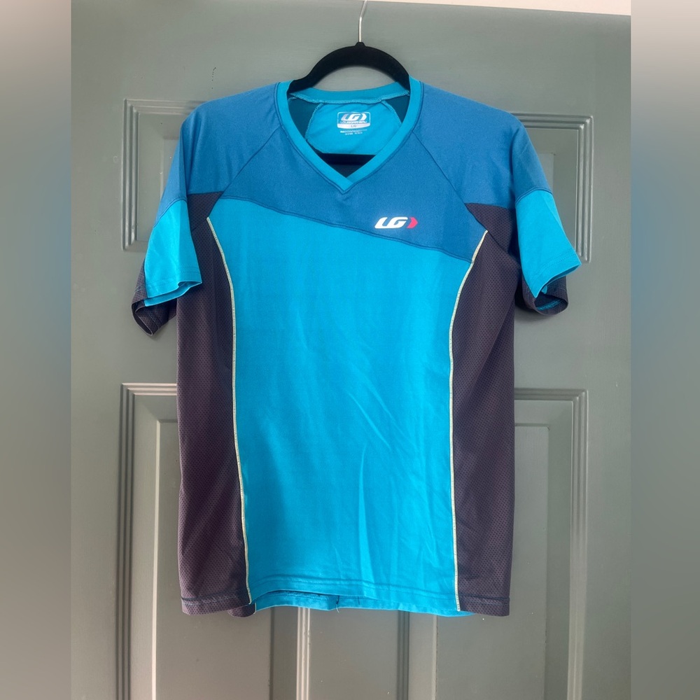 Women’s Blue Cycling Shirt with pocket in back nwot